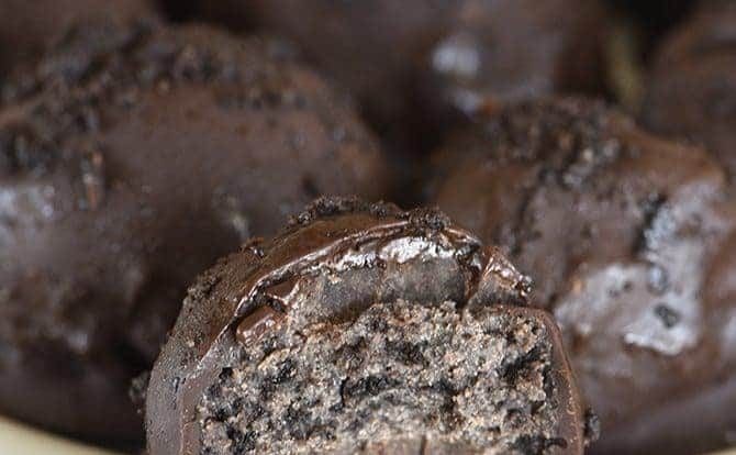 No Bake Oreo Truffles Recipe - These No Bake Oreo Truffles use just four ingredients and come together in a snap! Perfect to make throughout the year, but especially during the holidays! // addapinch.com