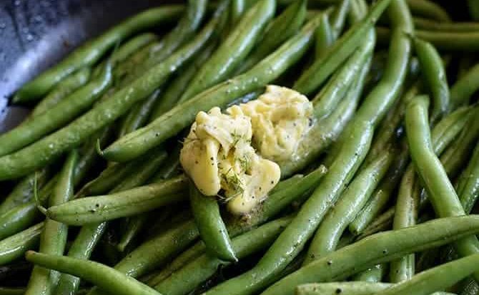 Skillet Green Beans with Dill Herbed Butter Recipe - These Skillet Green Beans with Dill Herbed Butter makes a quick and easy side dish perfect for a weeknight meal or when entertaining! // addapinch.com