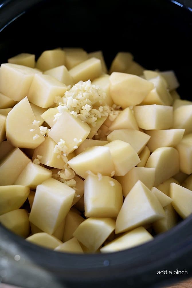 Slow Cooker Garlic Mashed Potatoes Recipe - This Slow Cooker Garlic Mashed Potatoes recipe makes an easy way to make a favorite side dish by letting the slow cooker do all the hard work! // addapinch.com