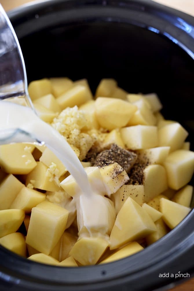 Slow Cooker Garlic Mashed Potatoes Recipe - This Slow Cooker Garlic Mashed Potatoes recipe makes an easy way to make a favorite side dish by letting the slow cooker do all the hard work! // addapinch.com