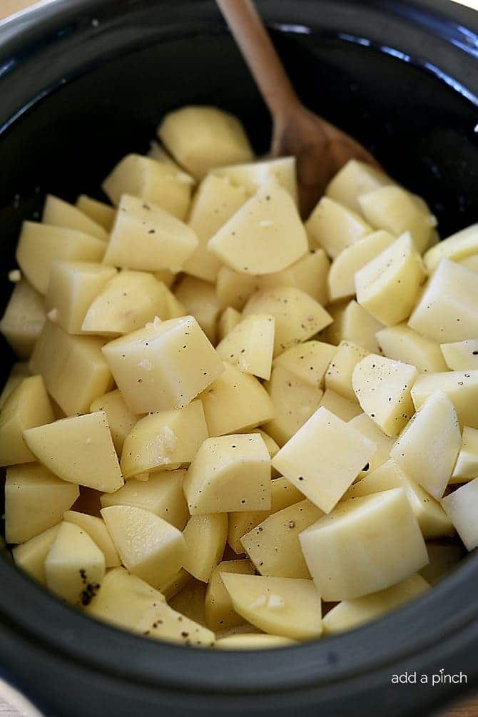 Slow Cooker Garlic Mashed Potatoes Recipe - This Slow Cooker Garlic Mashed Potatoes recipe makes an easy way to make a favorite side dish by letting the slow cooker do all the hard work! // addapinch.com