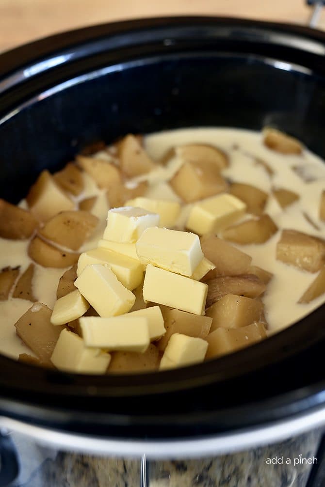 Slow Cooker Garlic Mashed Potatoes Recipe - This Slow Cooker Garlic Mashed Potatoes recipe makes an easy way to make a favorite side dish by letting the slow cooker do all the hard work! // addapinch.com