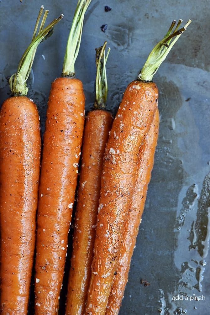 Garlic Roasted Carrots Recipe - Garlic Roasted Carrots recipe make a quick, easy and delicious carrot recipe! The perfect side dish for easy weeknights as well as when entertaining! // addapinch.com