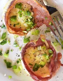 Bacon Egg Cups Recipe - Bacon Egg Cups make a delicious recipe perfect for serving for breakfast, brunch or snack! Great to make for a crowd or to make ahead and reheat for busy mornings! // addapinch.com
