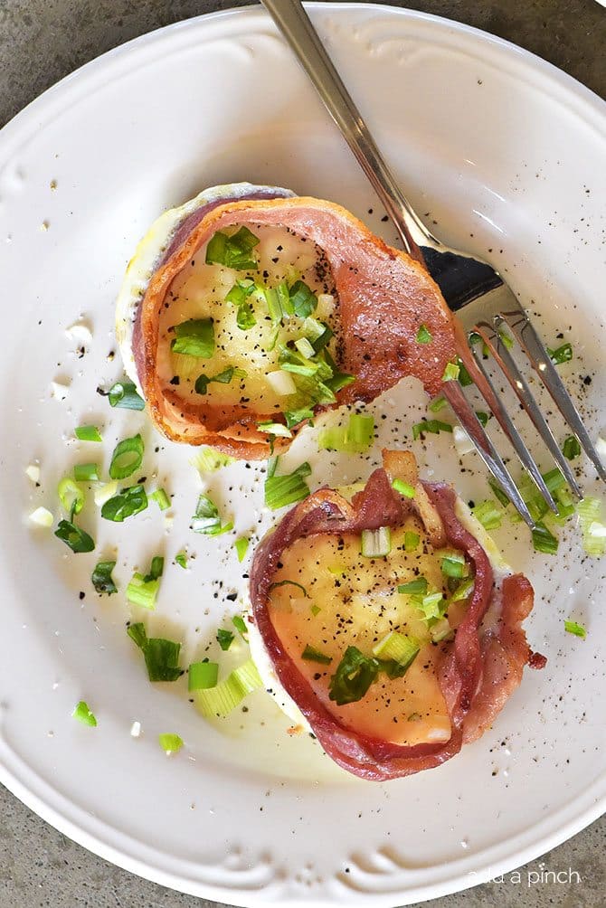 Bacon Egg Cups Recipe - Bacon Egg Cups make a delicious recipe perfect for serving for breakfast, brunch or snack! Great to make for a crowd or to make ahead and reheat for busy mornings! // addapinch.com