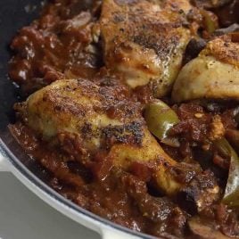 Chicken Cacciatore Recipe - Chicken Cacciatore made in a flavorful tomato sauce and tender chicken is a simple, yet comforting Italian classic at its best. // addapinch.com