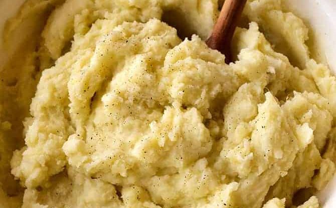 Instant Pot Mashed Potatoes - The Instant Pot pressure cooker makes for quick and easy, perfect mashed potatoes every time! // addapinch.com