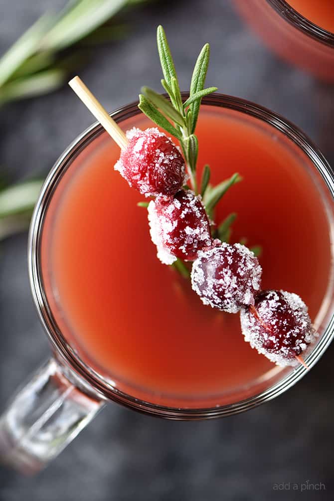  Warm Cranberry Granatapfel Cider Recipe - Diese schnelle und einfache warme Cranberry Granatapfel Cider Rezept macht den perfekten Schluck warm und gemütlich zu bleiben! // addapinch.kom