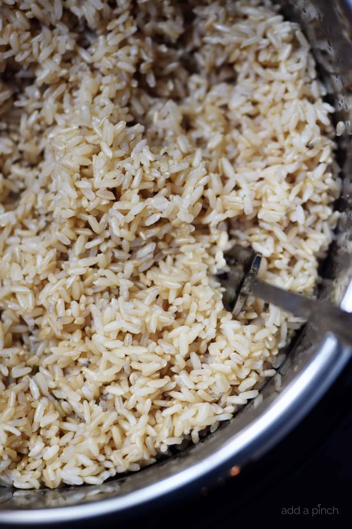 Instant Pot Brown Rice Recipe - Questo no-fail, facile come può essere ricetta riso integrale è perfetto per giorni feriali occupato e facile preparazione pasto! // addapinch.com