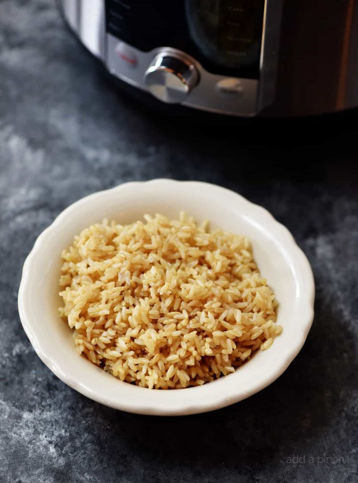 Recette de riz brun en pot instantané - Cette recette de riz brun facile à utiliser est parfaite pour les soirs de semaine occupés et facile à préparer. préparation des repas! // addapinch.com