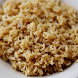 Instant Pot Brown Rice Recipe - Questo no-fail, facile come può essere ricetta riso integrale è perfetto per giorni feriali occupato e facile preparazione pasto! // addapinch.com