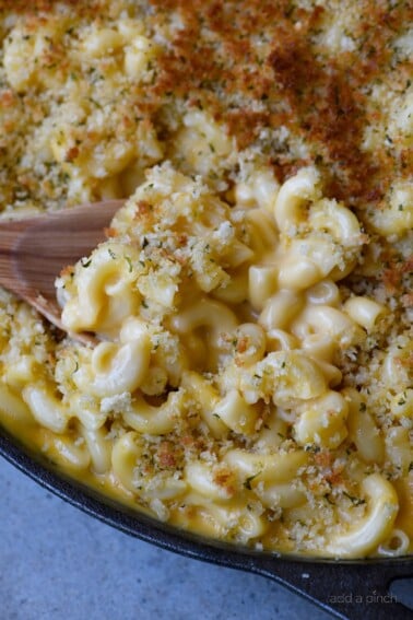 Skillet Mac and Cheese Recipe - Mac and Cheese is the ultimate comfort food! This easy cheesy sauce combined with macaroni and a buttery, crunch topping makes for the creamiest Mac and Cheese! // addapinch.com