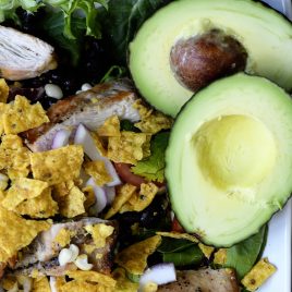 Grilled Chicken Fiesta Salad Recipe - denne enkle grillet kylling salat oppskrift er sparket opp et hakk for en krydret Tex-Mex favoritt! // addapinch.com