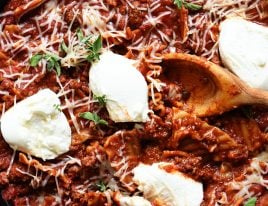 Skillet Lasagna Recipe - This quick and easy recipe is the perfect weeknight solution for the lasagna lover! Made in one pan, this skillet recipe is a definite favorite! // addapinch.com