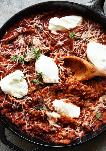 Skillet Lasagna Recipe - This quick and easy recipe is the perfect weeknight solution for the lasagna lover! Made in one pan, this skillet recipe is a definite favorite! // addapinch.com