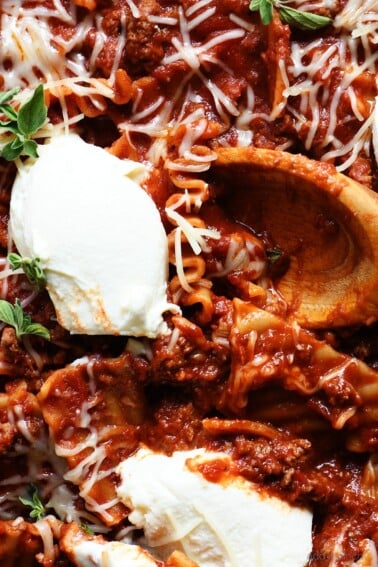 Skillet Lasagna Recipe - This quick and easy recipe is the perfect weeknight solution for the lasagna lover! Made in one pan, this skillet recipe is a definite favorite!