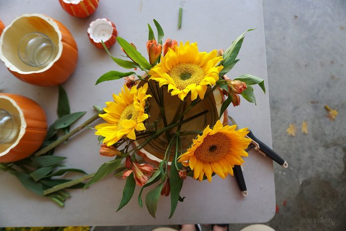 Simple Fall Floral Arrangement - This fall floral arrangement takes just a few minutes to pull together for a show stopping seasonal arrangement! // addapinch.com