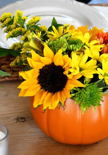 Simple Fall Floral Arrangement - This fall floral arrangement takes just a few minutes to pull together for a show stopping seasonal arrangement! // addapinch.com