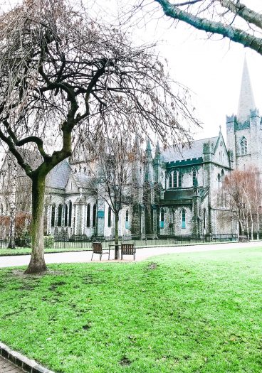 Dublin in 2 days- The capital of the Republic of Ireland and one of the coolest cities we’ve ever been to with cobblestone streets and so much to see! I've rounded up our favorite must-dos! // addapinch.com