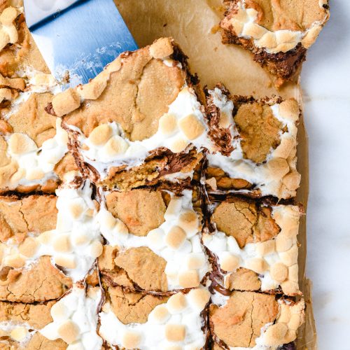 Smores blondies make an easy way to enjoy everyone's favorite campfire treat without having to camp! These smores bars are made with a delicious peanut butter blondie crust! // addapinch.com