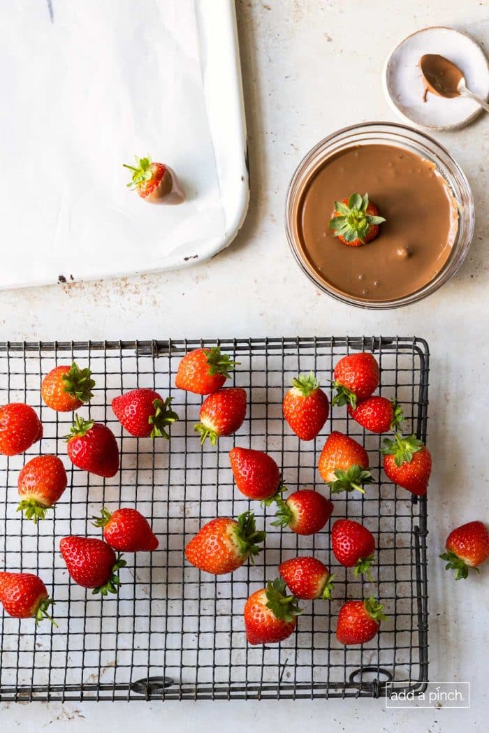 Photo showing how to make chocolate covered strawberries.