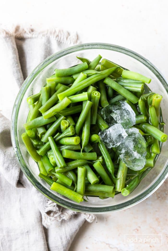 Photo of green beans in a glass bowl.